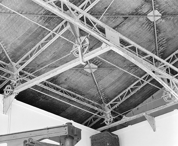 Système d'ouverture de la toiture : poulie, roues métalliques et rails. © Jérôme Mongreville / Région Bourgogne-Franche-Comté, Inventaire du patrimoine - 2004