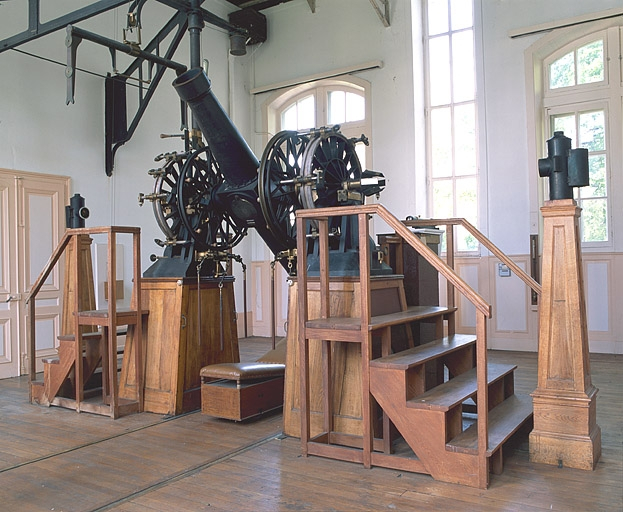 Vue d'ensemble de la salle méridienne, avec la lunette de dos. © Jérôme Mongreville / Région Bourgogne-Franche-Comté, Inventaire du patrimoine - 2004 Vue d'ensemble de la salle méridienne, avec la lunette de dos. © Jérôme Mongreville / Région Bourgogne-Franche-Comté, Inventaire du patrimoine - 2004