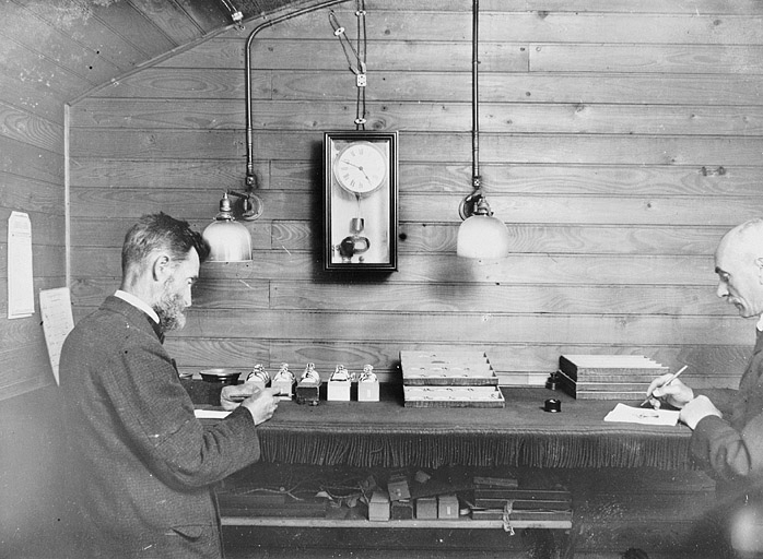 [Contrôle des montres au sous-sol du service chronométrique], 1922. © Yves Sancey / Région Bourgogne-Franche-Comté, Inventaire du patrimoine - 2004