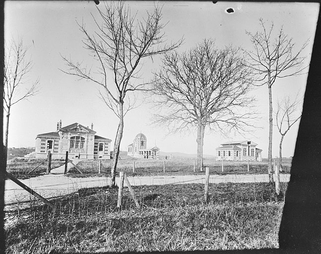 [Vue d'ensemble de la bibliothèque (avec sa façade d'origine) et des pavillons du coudé et de la méridienne, depuis le logement du directeur au sud-ouest], entre 1884 et 1888. © Yves Sancey / Région Bourgogne-Franche-Comté, Inventaire du patrimoine - 2004