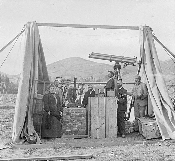 Cistierna. Août 1905. Mission Hamy. Vue générale des appareils prise du SW [membres de la mission de Cistierna et instruments, dont la lunette photographique]. © Yves Sancey / Région Bourgogne-Franche-Comté, Inventaire du patrimoine - 2004