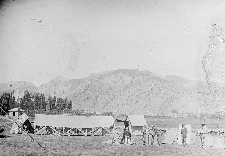 Cistierna. Août 1905. Mission Hamy. Installation de M Lebeuf (astronomie). Membres des missions françaises. © Yves Sancey / Région Bourgogne-Franche-Comté, Inventaire du patrimoine - 2004