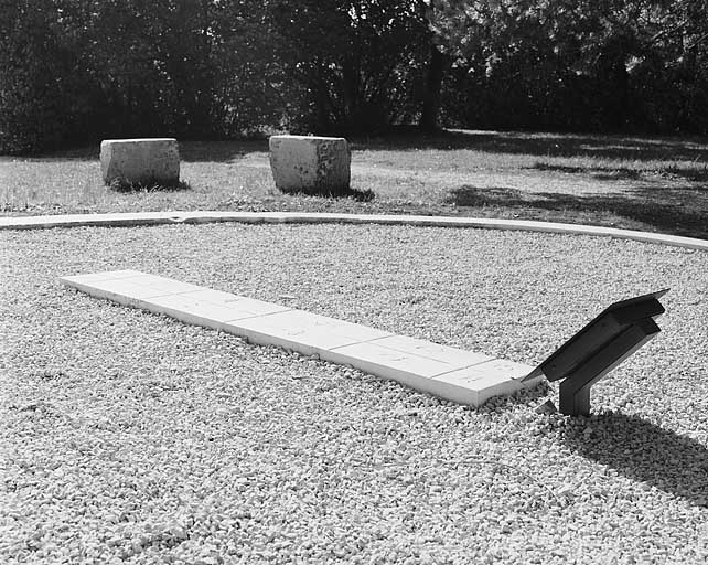 Vue latérale de la dalle centrale, après restauration. © Jérôme Mongreville / Région Bourgogne-Franche-Comté, Inventaire du patrimoine - 2004 Vue latérale de la dalle centrale, après restauration. © Jérôme Mongreville / Région Bourgogne-Franche-Comté, Inventaire du patrimoine - 2004