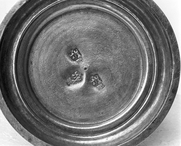 Détail : les poinçons sous le pied. © Yves Sancey / Région Bourgogne-Franche-Comté, Inventaire du patrimoine - 2004