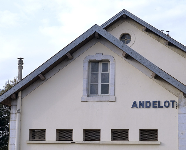 Bâtiment des voyageurs : pignon de l'aile droite. © Yves Sancey / Région Bourgogne-Franche-Comté, Inventaire du patrimoine - 2004 Bâtiment des voyageurs : pignon de l'aile droite. © Yves Sancey / Région Bourgogne-Franche-Comté, Inventaire du patrimoine - 2004