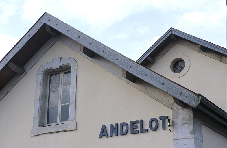 Bâtiment des voyageurs : détail du pignon de l'aile droite. © Yves Sancey / Région Bourgogne-Franche-Comté, Inventaire du patrimoine - 2004 Bâtiment des voyageurs : détail du pignon de l'aile droite. © Yves Sancey / Région Bourgogne-Franche-Comté, Inventaire du patrimoine - 2004