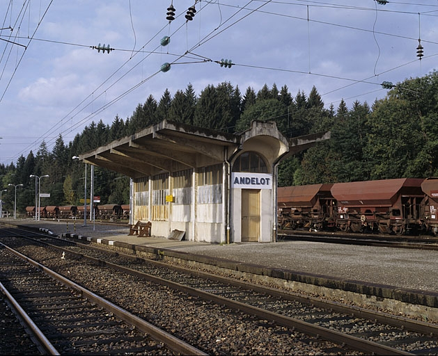 Abri de voyageurs, de trois quarts, depuis le nord-est. © Yves Sancey / Région Bourgogne-Franche-Comté, Inventaire du patrimoine - 2004 Abri de voyageurs, de trois quarts, depuis le nord-est. © Yves Sancey / Région Bourgogne-Franche-Comté, Inventaire du patrimoine - 2004