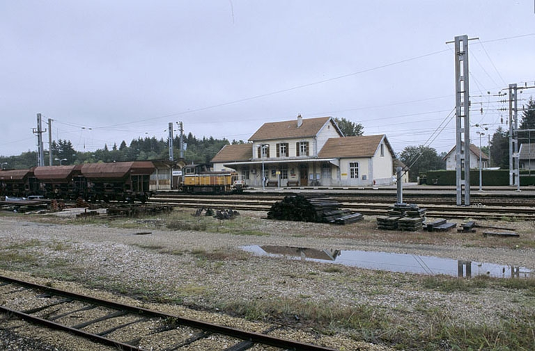 Vue d'ensemble, depuis le nord-ouest (voies côté Dijon). © Yves Sancey / Région Bourgogne-Franche-Comté, Inventaire du patrimoine - 2004 Vue d'ensemble, depuis le nord-ouest (voies côté Dijon). © Yves Sancey / Région Bourgogne-Franche-Comté, Inventaire du patrimoine - 2004
