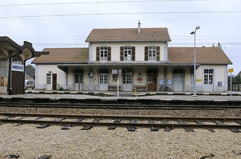Bâtiment des voyageurs : façade postérieure, de face. © Yves Sancey / Région Bourgogne-Franche-Comté, Inventaire du patrimoine - 2004 Bâtiment des voyageurs : façade postérieure, de face. © Yves Sancey / Région Bourgogne-Franche-Comté, Inventaire du patrimoine - 2004