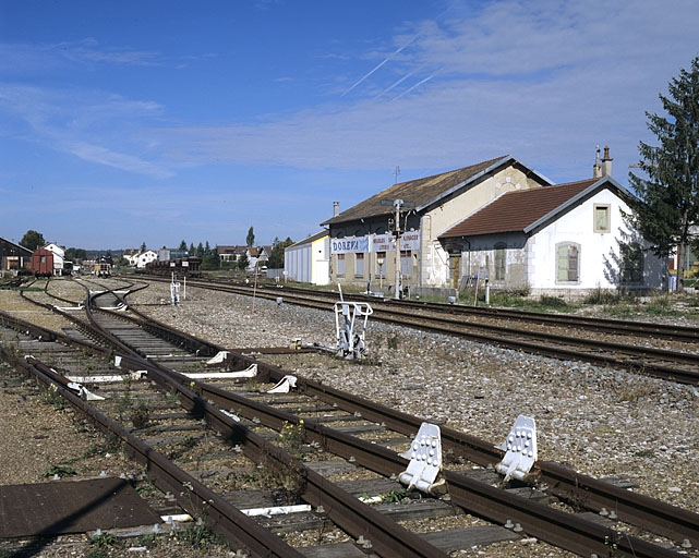 Vue d'ensemble de la remise ferroviaire (actuellement magasin de commerce), depuis le sud. © Yves Sancey / Région Bourgogne-Franche-Comté, Inventaire du patrimoine - 2004