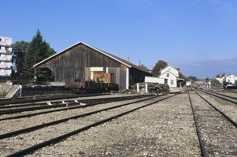 Entrepôt : vue d'ensemble, depuis le sud-est. © Yves Sancey / Région Bourgogne-Franche-Comté, Inventaire du patrimoine - 2004
