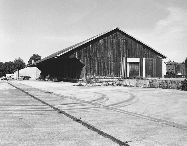 Entrepôt : vue de trois quarts. © Yves Sancey / Région Bourgogne-Franche-Comté, Inventaire du patrimoine - 2004