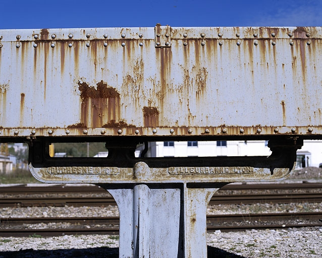 Inscription concernant le fabricant, au verso du support de l'appareil indicateur. © Yves Sancey / Région Bourgogne-Franche-Comté, Inventaire du patrimoine - 2004