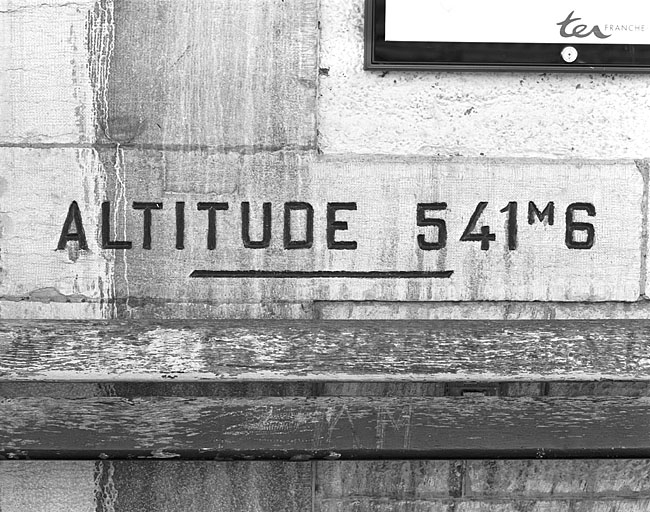 Bâtiment des voyageurs : inscription altimétrique. © Yves Sancey / Région Bourgogne-Franche-Comté, Inventaire du patrimoine - 2004