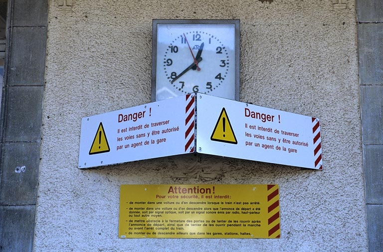 Bâtiment des voyageurs : horloge et panneaux d'avertissement. © Yves Sancey / Région Bourgogne-Franche-Comté, Inventaire du patrimoine - 2004