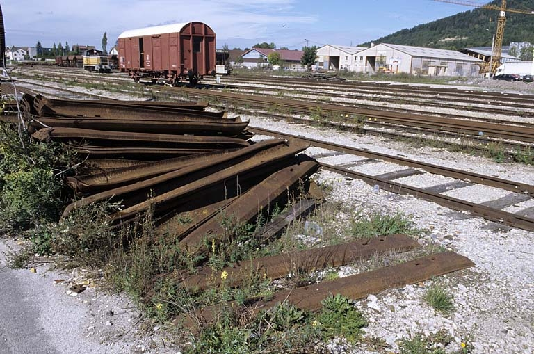 Traverses métalliques réformées stockées en gare de Champagnole. © Yves Sancey / Région Bourgogne-Franche-Comté, Inventaire du patrimoine - 2004