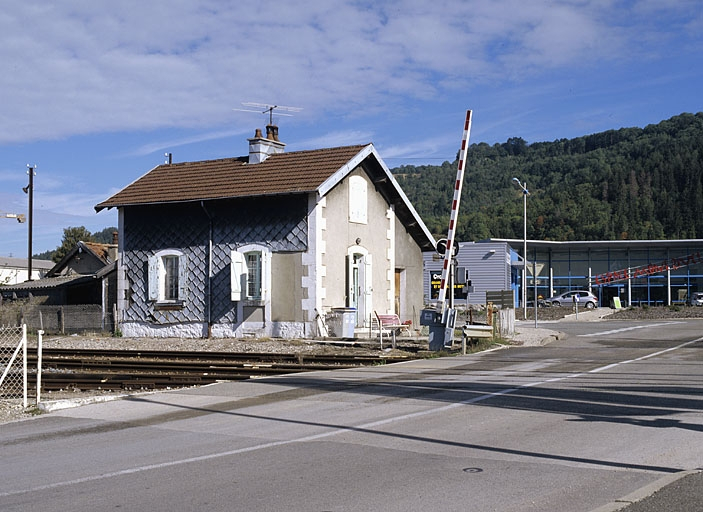 Façades antérieure et latérale gauche. © Yves Sancey / Région Bourgogne-Franche-Comté, Inventaire du patrimoine - 2004