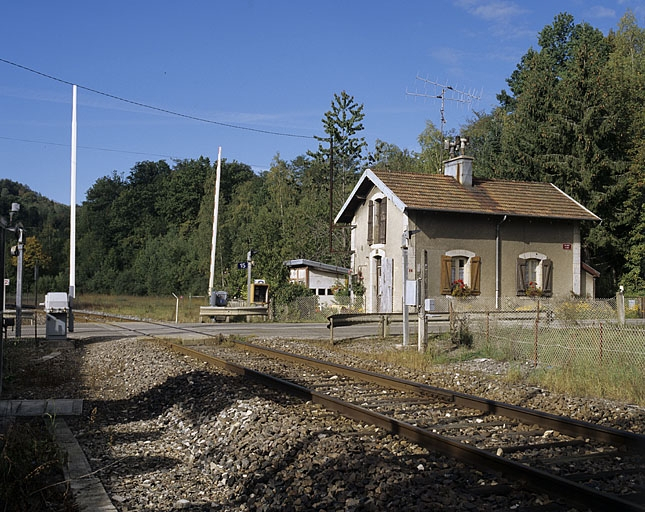 Façades antérieure et latérale droite. © Yves Sancey / Région Bourgogne-Franche-Comté, Inventaire du patrimoine - 2004