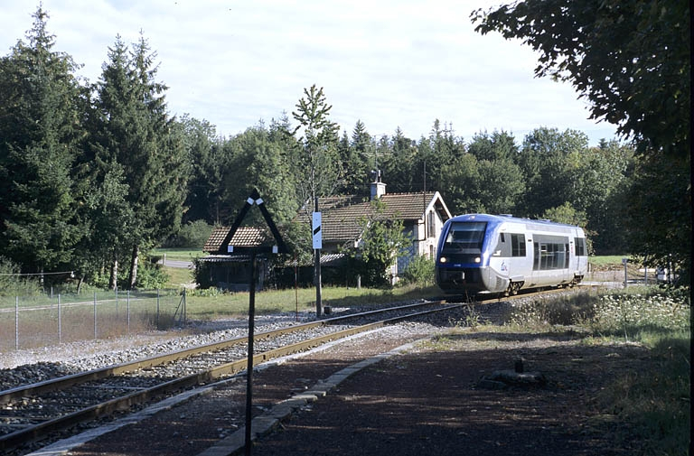 Arrivée en gare d'un autorail X 73500. © Yves Sancey / Région Bourgogne-Franche-Comté, Inventaire du patrimoine - 2004