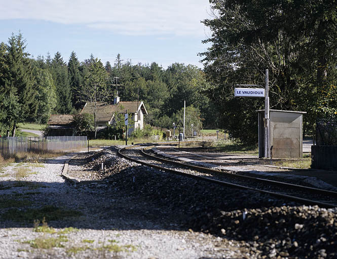 Quai des voyageurs et voie, vers le côté Andelot-en-Montagne. © Yves Sancey / Région Bourgogne-Franche-Comté, Inventaire du patrimoine - 2004