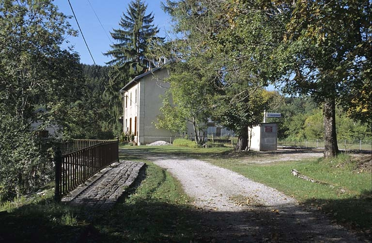 Bâtiment des voyageurs depuis le chemin d'accès, au nord-est. © Yves Sancey / Région Bourgogne-Franche-Comté, Inventaire du patrimoine - 2004