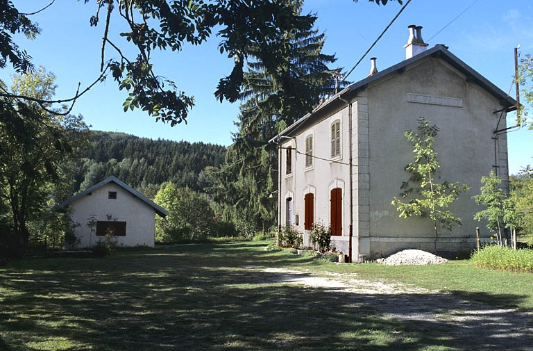 Façade antérieure du bâtiment des voyageurs, de trois quarts droite. © Yves Sancey / Région Bourgogne-Franche-Comté, Inventaire du patrimoine - 2004