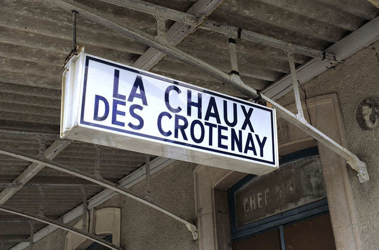 Bâtiment des voyageurs : enseigne lumineuse. © Yves Sancey / Région Bourgogne-Franche-Comté, Inventaire du patrimoine - 2004