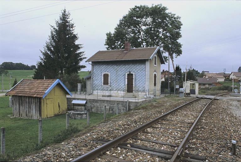 Elévations antérieure et latérale gauche. © Yves Sancey / Région Bourgogne-Franche-Comté, Inventaire du patrimoine - 2004