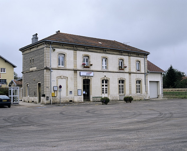 Bâtiment des voyageurs : façade antérieure, de trois quarts gauche. © Yves Sancey / Région Bourgogne-Franche-Comté, Inventaire du patrimoine - 2004