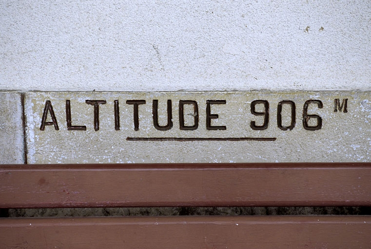 Bâtiment des voyageurs : inscription altimétrique. © Yves Sancey / Région Bourgogne-Franche-Comté, Inventaire du patrimoine - 2004