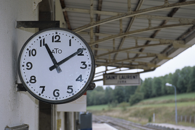 Horloge sur le quai. © Yves Sancey / Région Bourgogne-Franche-Comté, Inventaire du patrimoine - 2004