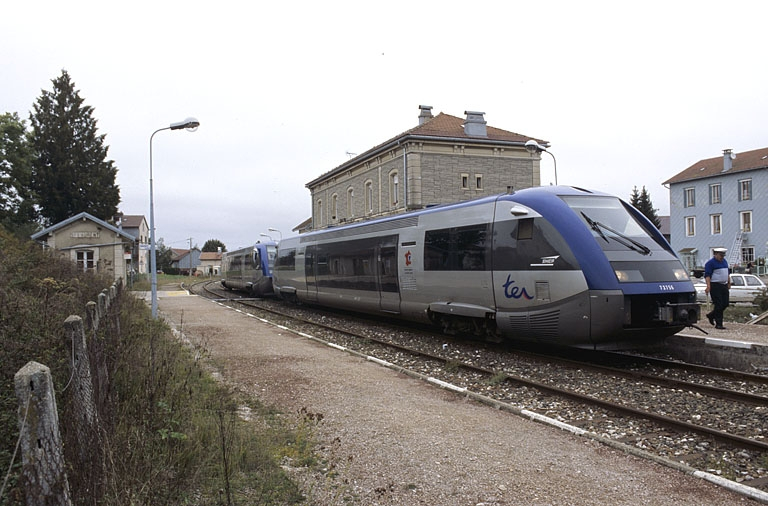 Départ d'un autorail X 73500, en direction de La Cluse. © Yves Sancey / Région Bourgogne-Franche-Comté, Inventaire du patrimoine - 2004
