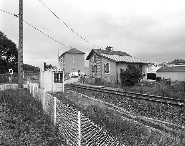 Vue d'ensemble, depuis le sud-est (côté La Cluse). © Yves Sancey / Région Bourgogne-Franche-Comté, Inventaire du patrimoine - 2004