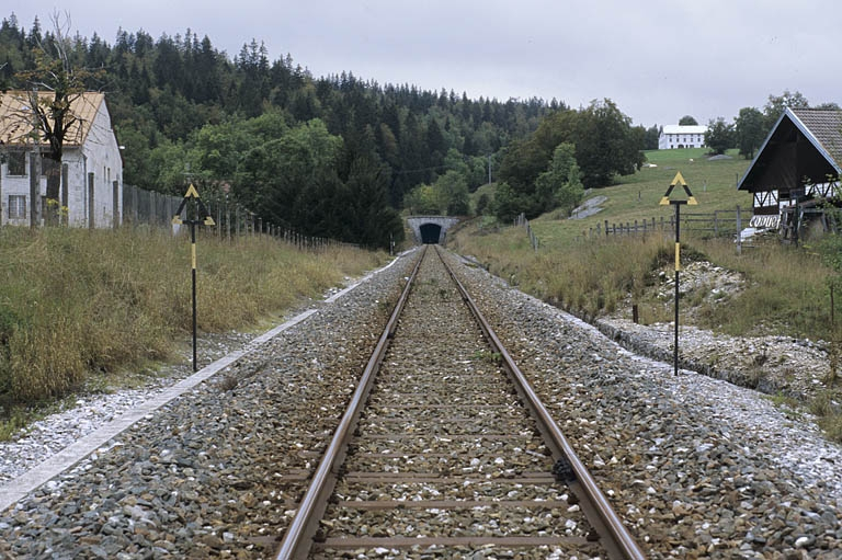 Vue d'ensemble depuis le passage à niveau n° 33, côté La Cluse. © Yves Sancey / Région Bourgogne-Franche-Comté, Inventaire du patrimoine - 2004