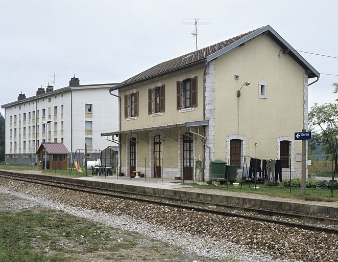 Vue d'ensemble de l'abri et du bâtiment des voyageurs, côté voie. © Yves Sancey / Région Bourgogne-Franche-Comté, Inventaire du patrimoine - 2004