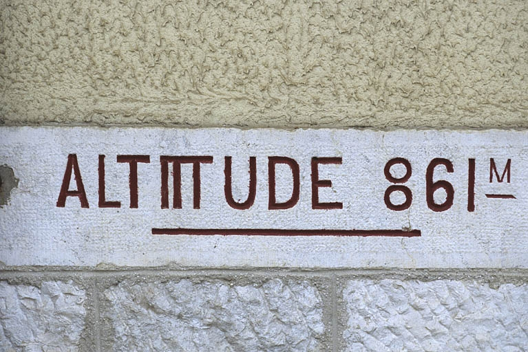 Bâtiment des voyageurs : inscription altimétrique. © Yves Sancey / Région Bourgogne-Franche-Comté, Inventaire du patrimoine - 2004