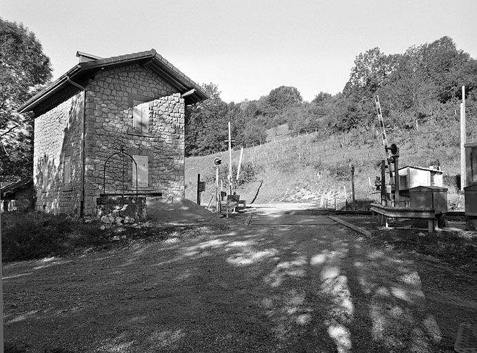 Façades postérieure et latérale gauche, puits et passage à niveau. © Yves Sancey / Région Bourgogne-Franche-Comté, Inventaire du patrimoine - 2004