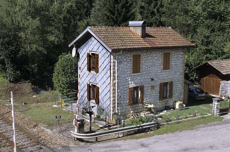 Façades antérieure et latérale gauche (côté voie). © Yves Sancey / Région Bourgogne-Franche-Comté, Inventaire du patrimoine - 2004