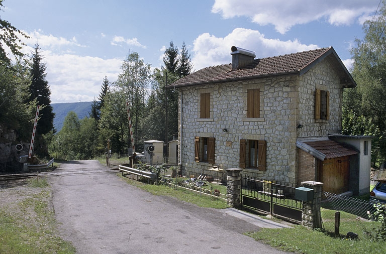 Façades antérieure et latérale droite. © Yves Sancey / Région Bourgogne-Franche-Comté, Inventaire du patrimoine - 2004