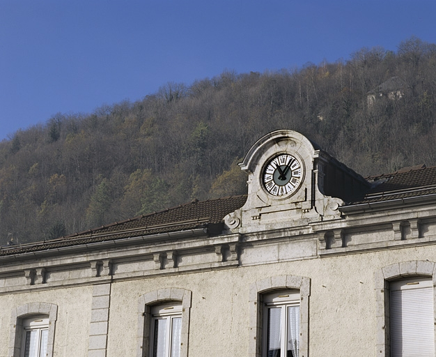 Bâtiment des voyageurs : horloge sur la façade antérieure. © Yves Sancey / Région Bourgogne-Franche-Comté, Inventaire du patrimoine - 2004