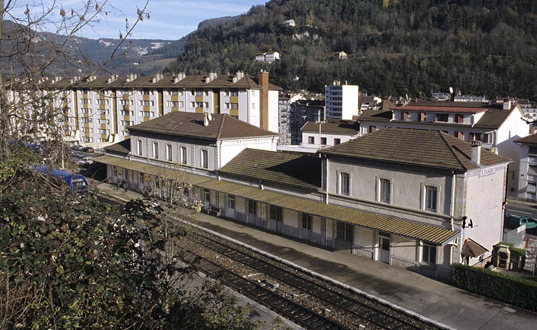 Bâtiment des voyageurs : vue plongeante sur la façade postérieure, de trois quarts droite. © Yves Sancey / Région Bourgogne-Franche-Comté, Inventaire du patrimoine - 2004