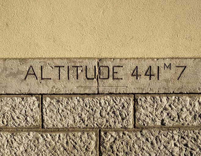 Bâtiment des voyageurs : inscription altimétrique. © Yves Sancey / Région Bourgogne-Franche-Comté, Inventaire du patrimoine - 2004