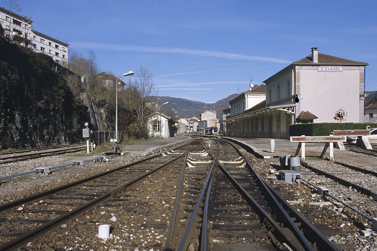 De gauche à droite : voies 6 et 4, voies 2 (B), 1 (A) et début de la 3 (dont on voit l'extrémité des aiguilles), voies 5 et 7 (la voie 7 bis n'est pas visible). © Yves Sancey / Région Bourgogne-Franche-Comté, Inventaire du patrimoine - 2004