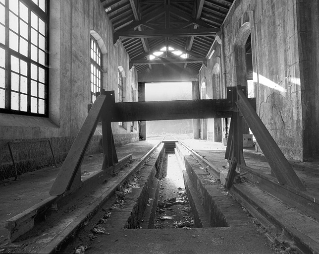 Remise ferroviaire : heurtoir et fosse à l'intérieur de la halle est. © Yves Sancey / Région Bourgogne-Franche-Comté, Inventaire du patrimoine - 2004