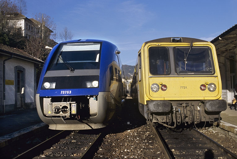 Vue de face. A droite, autorail X 2700 (RGP 1) n° X 2731. © Yves Sancey / Région Bourgogne-Franche-Comté, Inventaire du patrimoine - 2004