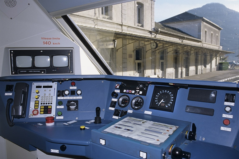 Intérieur : poste de conduite (extrémité côté La Cluse), de trois quarts. © Yves Sancey / Région Bourgogne-Franche-Comté, Inventaire du patrimoine - 2004