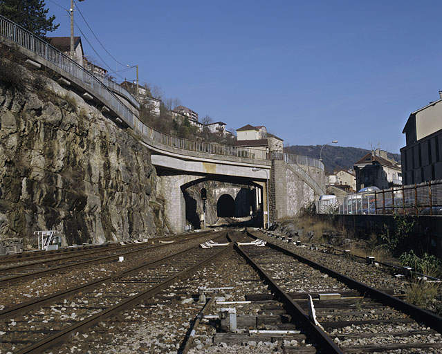 Vue d'ensemble, depuis le côté La Cluse (sud). © Yves Sancey / Région Bourgogne-Franche-Comté, Inventaire du patrimoine - 2004