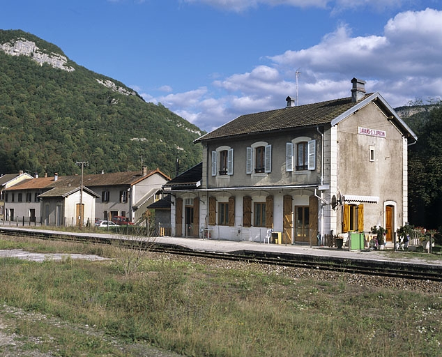 Bâtiment des voyageurs : façade postérieure, de trois quarts droite. © Yves Sancey / Région Bourgogne-Franche-Comté, Inventaire du patrimoine - 2004