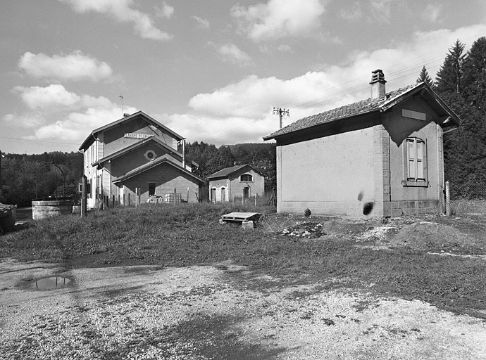 Vue d'ensemble des bâtiments, depuis le sud-est. © Yves Sancey / Région Bourgogne-Franche-Comté, Inventaire du patrimoine - 2004