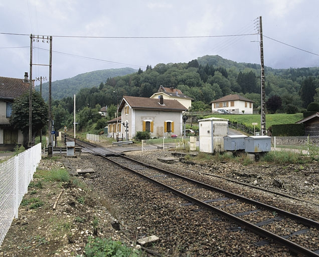 Vue d'ensemble, depuis la voie côté La Cluse (nord-ouest). © Yves Sancey / Région Bourgogne-Franche-Comté, Inventaire du patrimoine - 2004